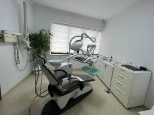 prothès eamovible et fixe sur implant chez dentiste à Monastir